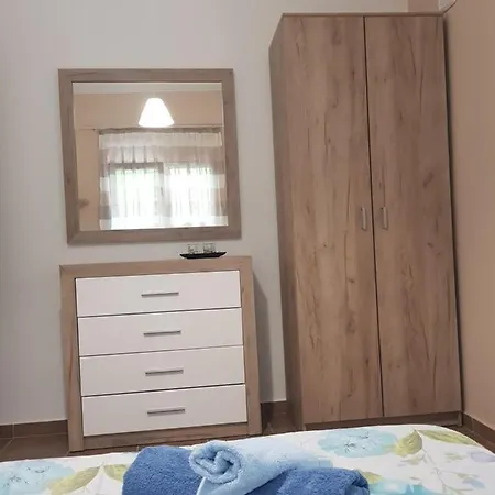 Apartment Rodzinne Kamena Vourla